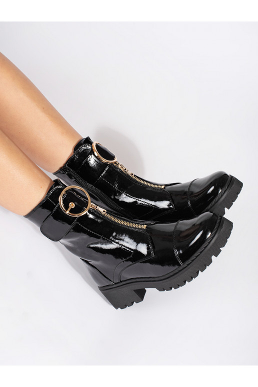 Černé lakované kotníkové boty s ozdobným zámkem