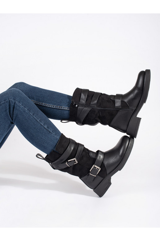 Černé kozačky na nízkém podpatku s přezkami