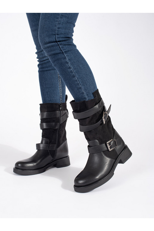 Černé kozačky na nízkém podpatku s přezkami