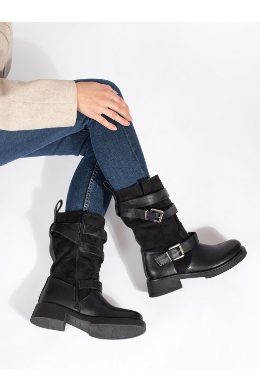Černé kozačky na nízkém podpatku s přezkami