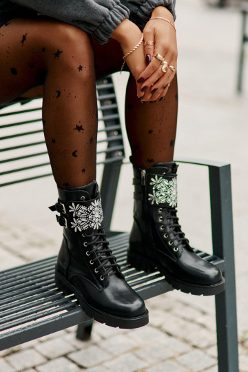 Zateplené pracovní boty s ozdobným pásem a přezkami černé Viveria 2