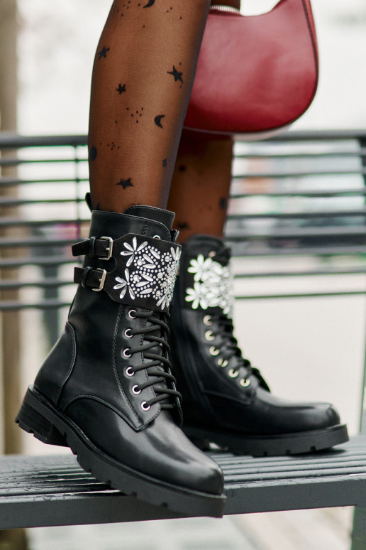 Zateplené pracovní boty s ozdobným pásem a přezkami černé Viveria Zateplené pracovní boty s ozdobným pásem a přezkami černé Viveria