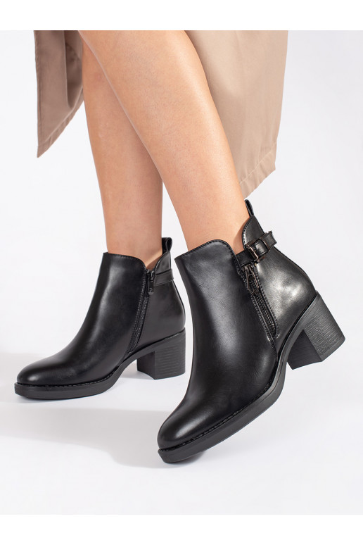 Černé dámské kotníkové boty na sloupku s ozdobným zipem a sponou