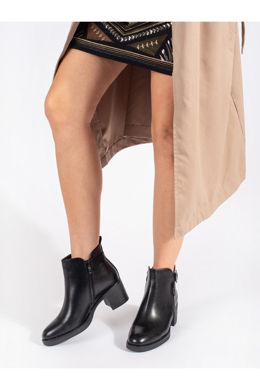 Černé dámské kotníkové boty na sloupku s ozdobným zipem a sponou