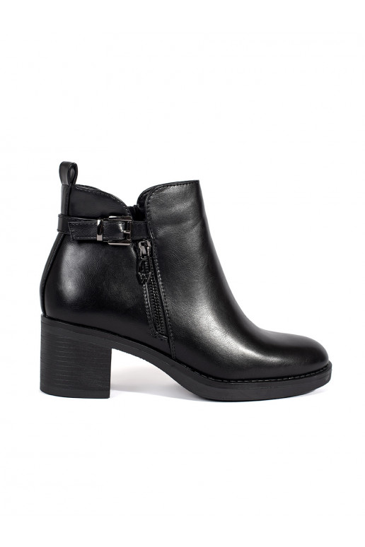 Černé dámské kotníkové boty na sloupku s ozdobným zipem a sponou