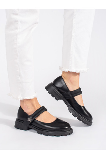 Černé dámské polobotky na ploché podrážce s kovovou ozdobou