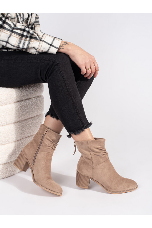 Béžové semišové dámské kotníkové boty s nařaseným svrškem
