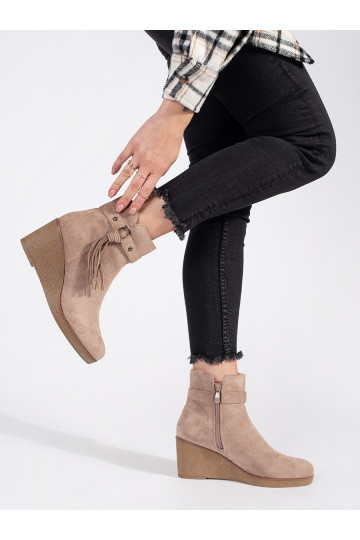 Semišové béžové dámské nízké kozačky na klínku s třásněmi 2