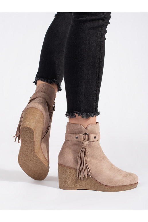 Semišové béžové dámské nízké kozačky na klínku s třásněmi