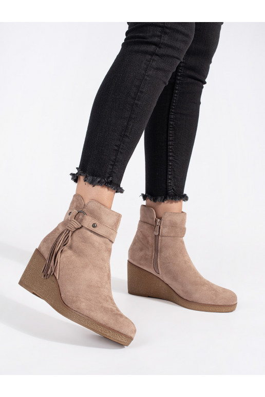 Semišové béžové dámské nízké kozačky na klínku s třásněmi