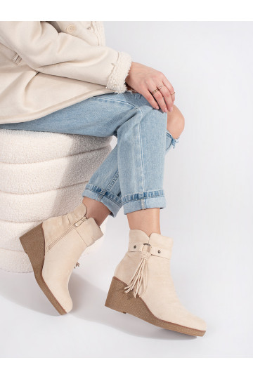 Semišové světle béžové dámské nízké kozačky na klínku s třásněmi 2