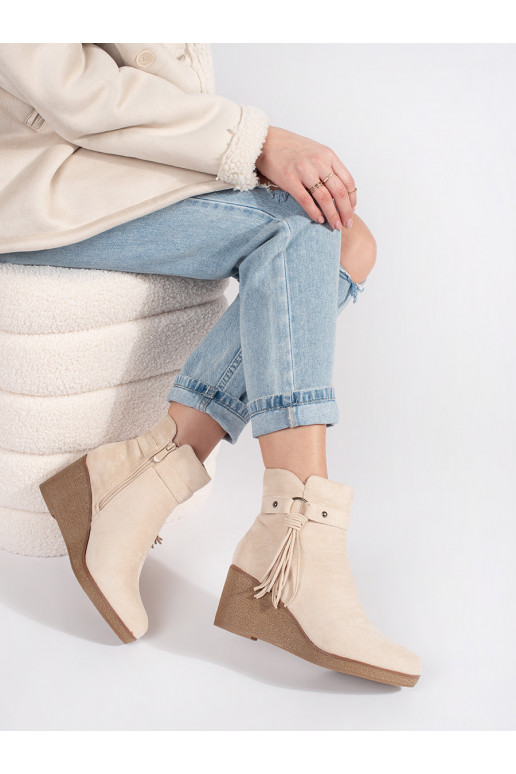 Semišové světle béžové dámské nízké kozačky na klínku s třásněmi