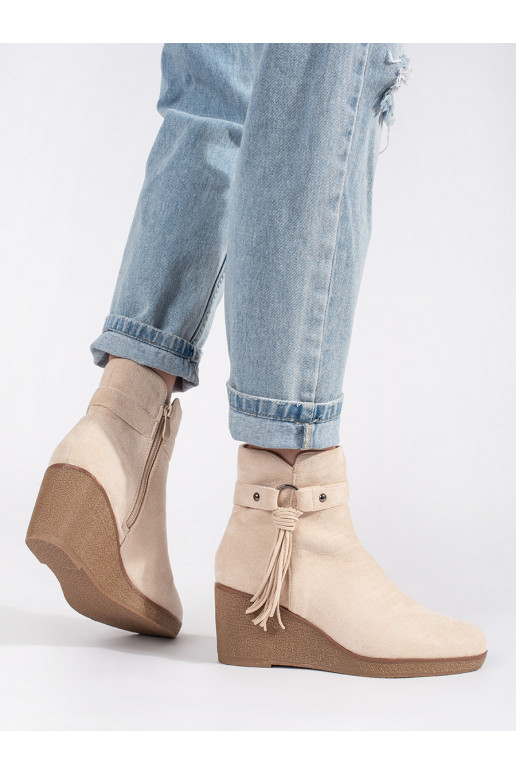 Semišové světle béžové dámské nízké kozačky na klínku s třásněmi