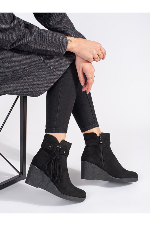 Semišové černé dámské nízké kozačky na klínku s třásněmi