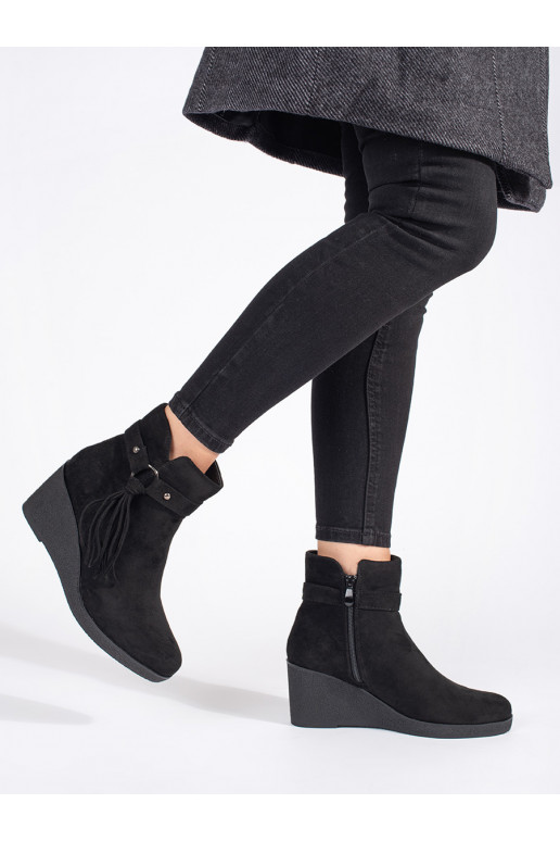 Semišové černé dámské nízké kozačky na klínku s třásněmi