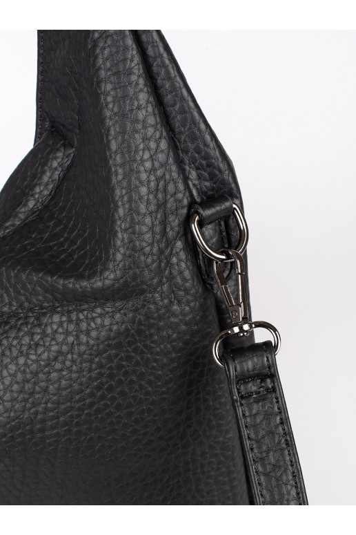 Černá dámská kabelka přes rameno s nastavitelným popruhem
