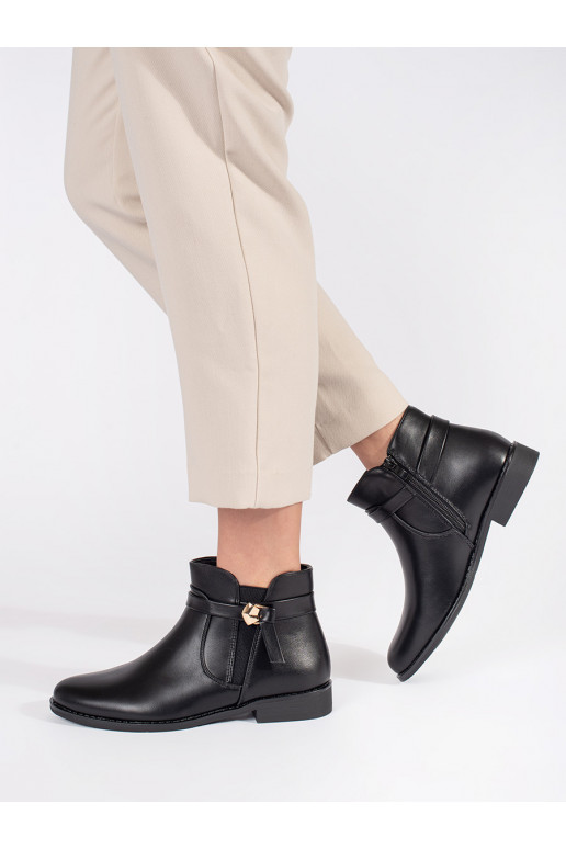 Černé kotníkové boty s páskem na nízkém podpatku
