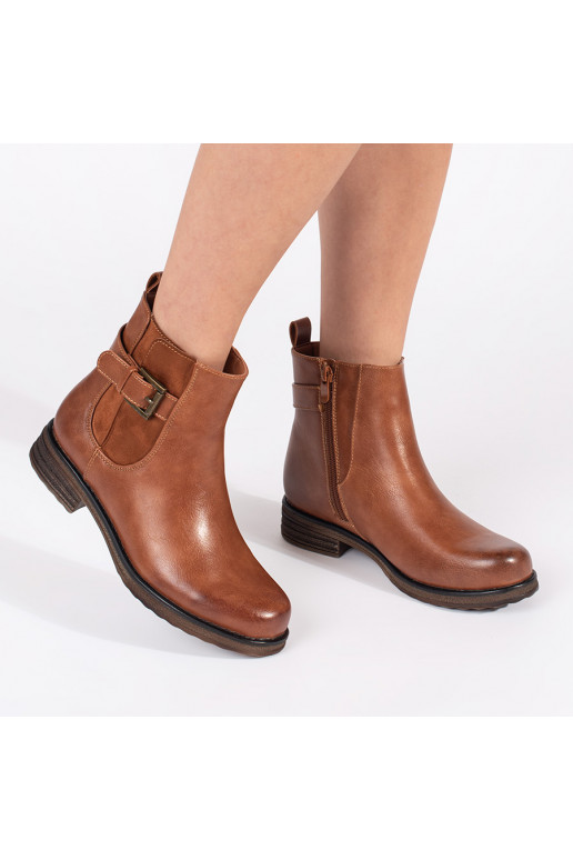 Hnědé kotníkové boty s přezkou na nízkém podpatku