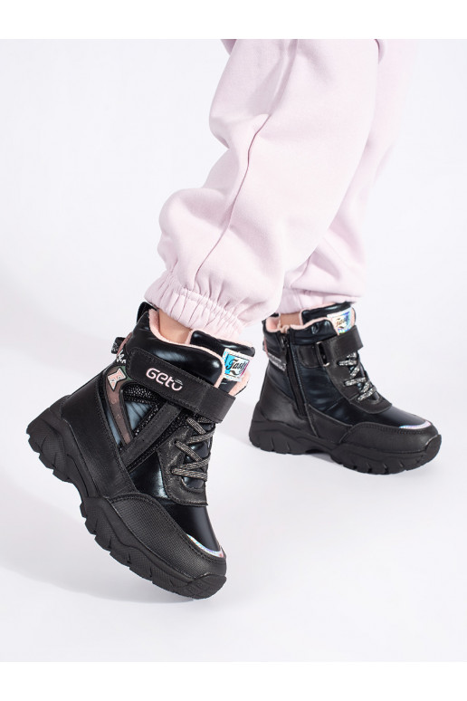 Černé dívčí boty se silnou podrážkou