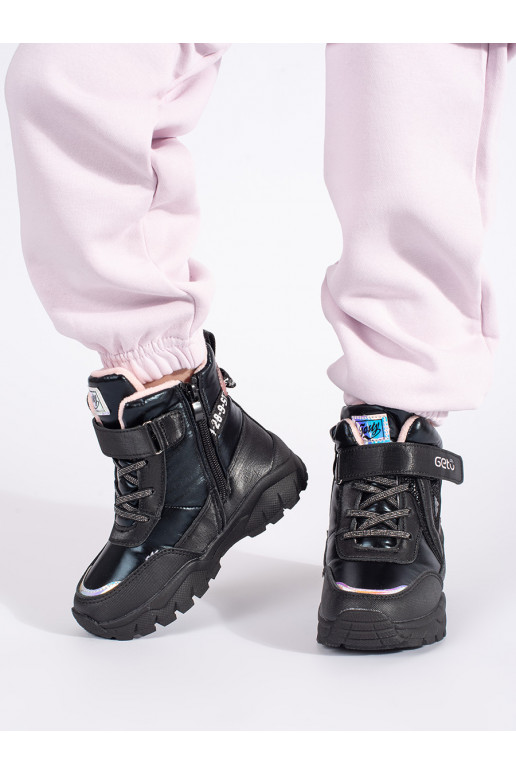 Černé dívčí boty se silnou podrážkou