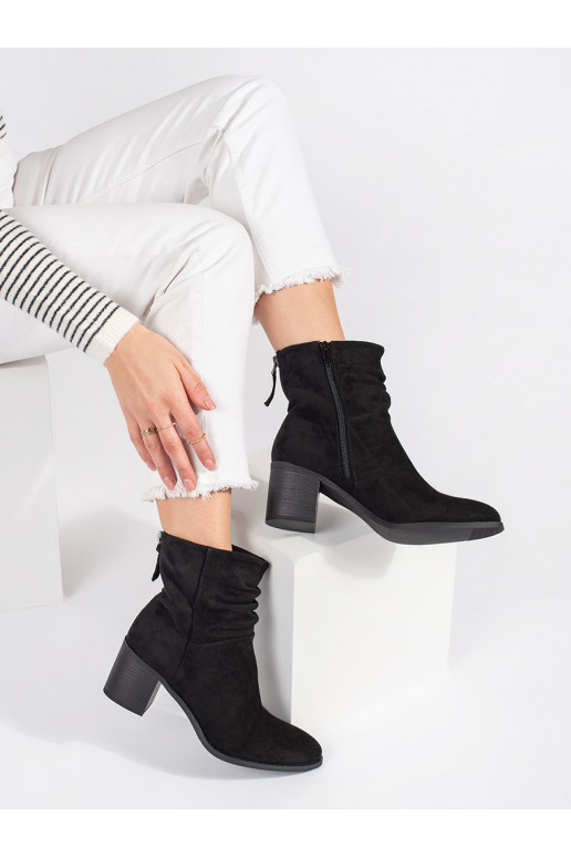 Černé semišové kotníkové boty s nařaseným svrškem