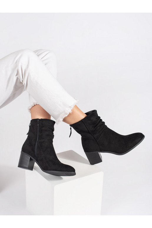 Černé semišové kotníkové boty s nařaseným svrškem
