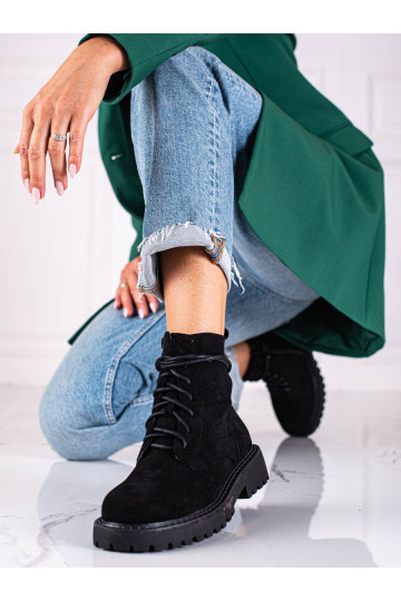 Černé semišové dámské boty traperky 2