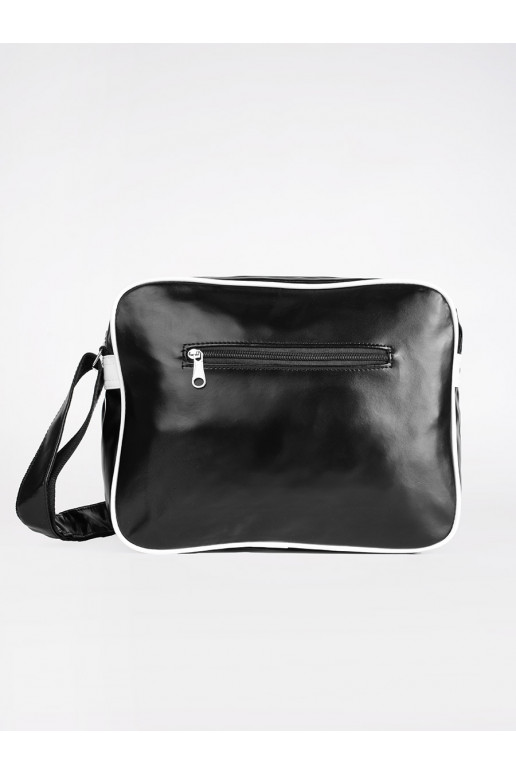 Černá sportovní taška přes rameno