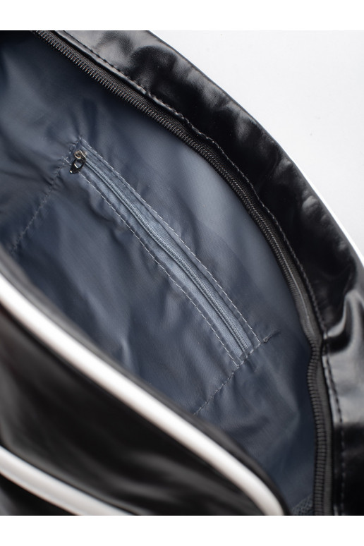 Černá sportovní taška přes rameno