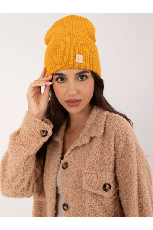 Klobouk je tmavě žlutý