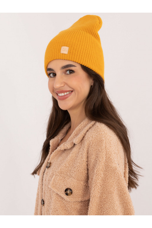 Klobouk je tmavě žlutý