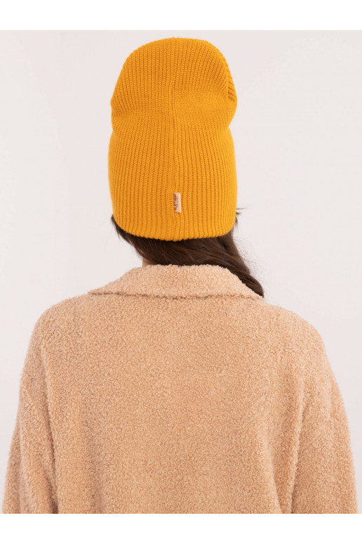 Klobouk je tmavě žlutý