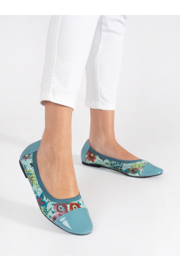 Baleríny s květinovým vzorem a lakovanou špičkou