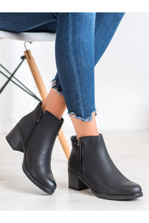 KOTNÍKOVÉ BOTY NA SLOUPKU