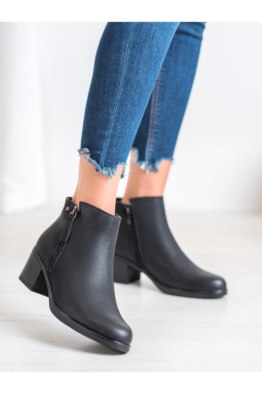 KOTNÍKOVÉ BOTY NA SLOUPKU