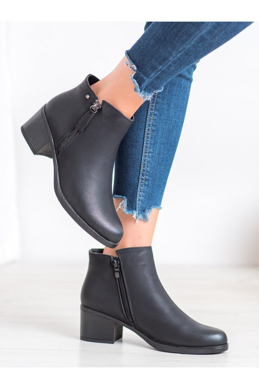 KOTNÍKOVÉ BOTY NA SLOUPKU