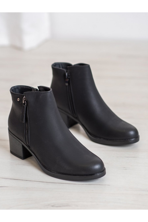 KOTNÍKOVÉ BOTY NA SLOUPKU