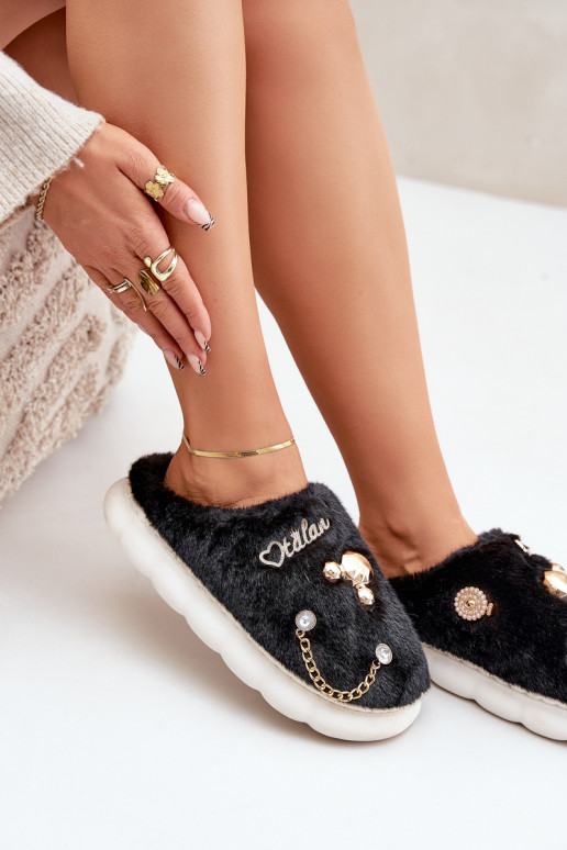 Chlupaté Pantofle S Přívěsky Černé Ivelfedi Chlupaté Pantofle S Přívěsky Černé Ivelfedi