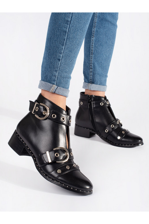 Černé kotníkové boty se zajímavým zdobením