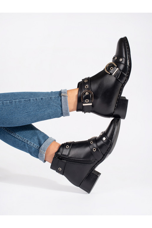 Černé kotníkové boty se zajímavým zdobením