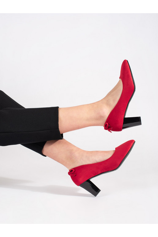 Červené semišové lodičky na sloupku