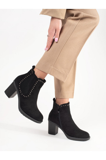 Černé semišové kotníkové boty na sloupku 2