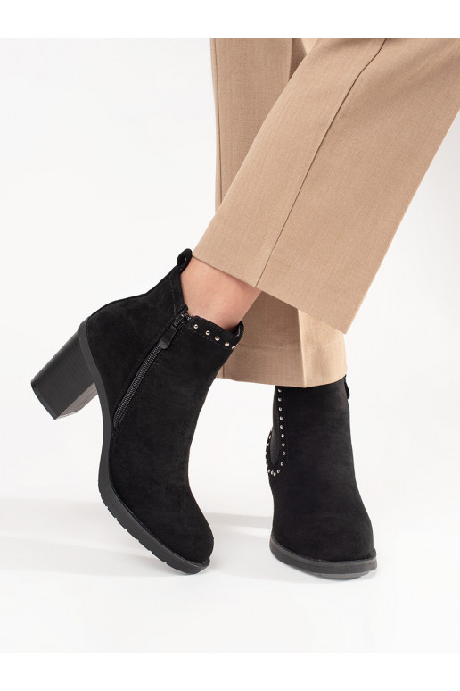 Černé semišové kotníkové boty na sloupku