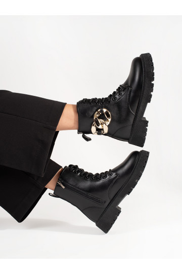 Černé workery se zlatým řetízkem 2