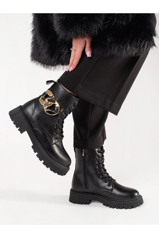 Černé workery se zlatým řetízkem