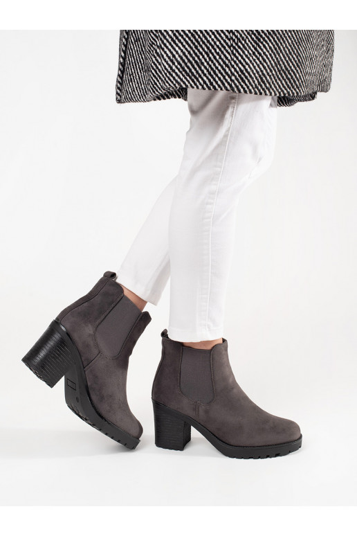 Šedé semišové štibletky na sloupku Šedé semišové štibletky na sloupku