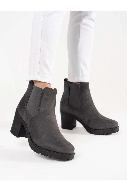 Šedé semišové štibletky na sloupku Šedé semišové štibletky na sloupku