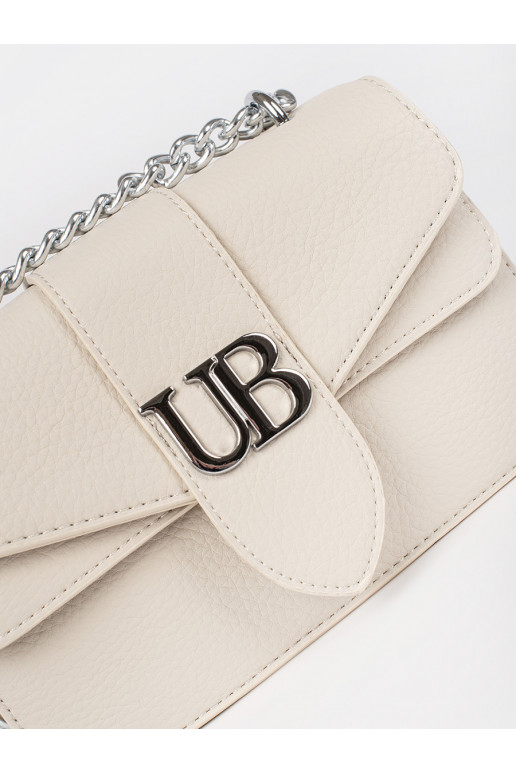 Světle béžová malá kabelka přes rameno se stříbrným řetízkem
