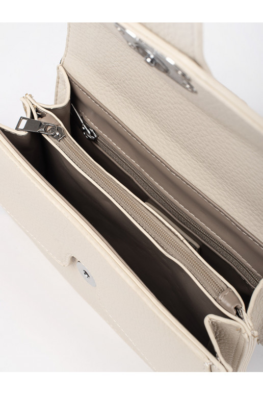 Světle béžová malá kabelka přes rameno se stříbrným řetízkem