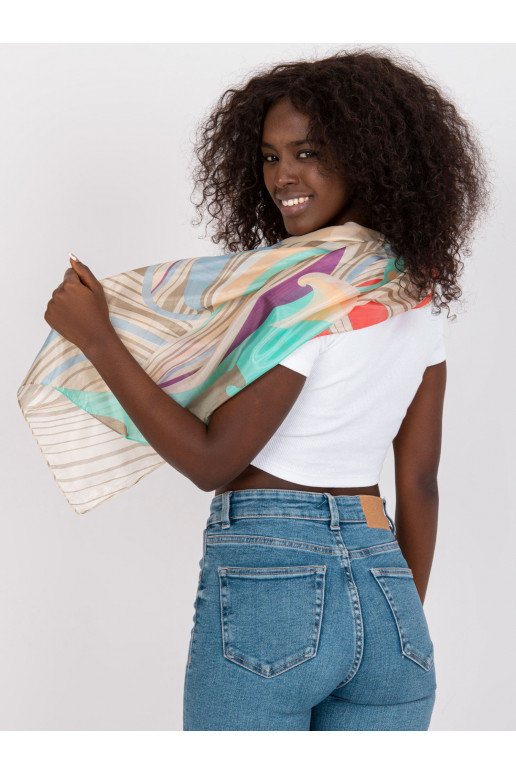 Béžová tenká šála se vzory